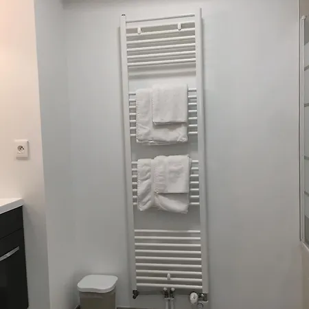 Proche De La , , 2 , Box Stationnement , Wifi *